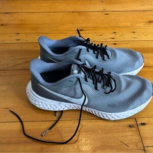 Nike Maverick women’s running sneakers in grey, size 10
